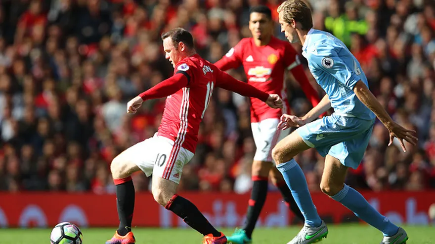 Wayne Rooney lleva el balón durante el juegon entre el Mánchester United y el Stoke City