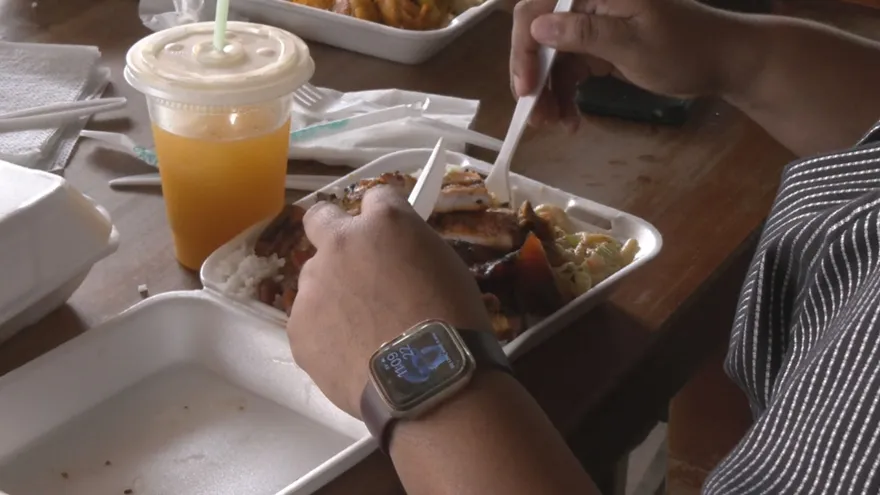 Una persona almorzando en una fonda en la capital panameña
