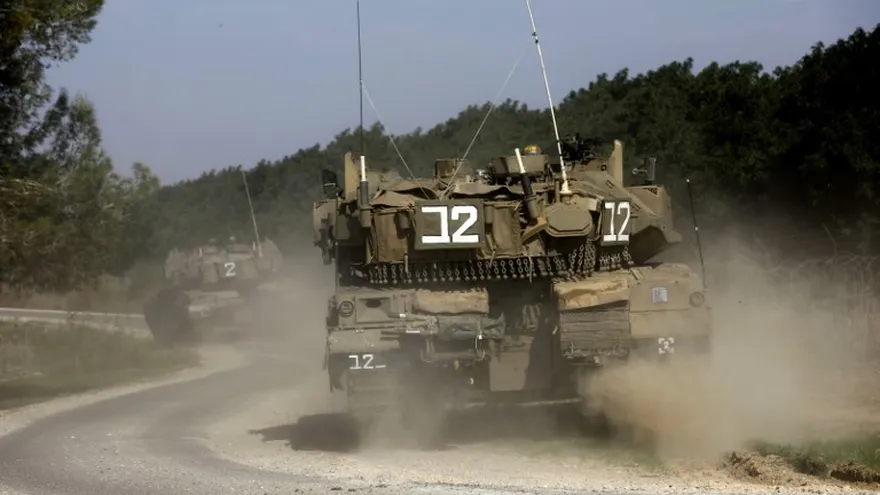 Los tanques israelíes de Merkava avanzan a lo largo de la frontera israelí con la Franja de Gaza.