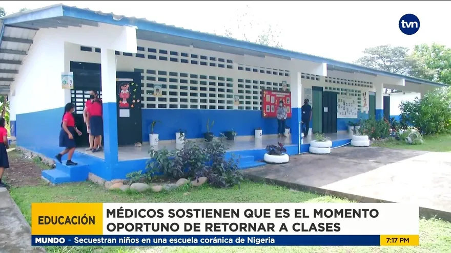 Primer grupo de escuelas reinicia clases, en medio de temor de contagios