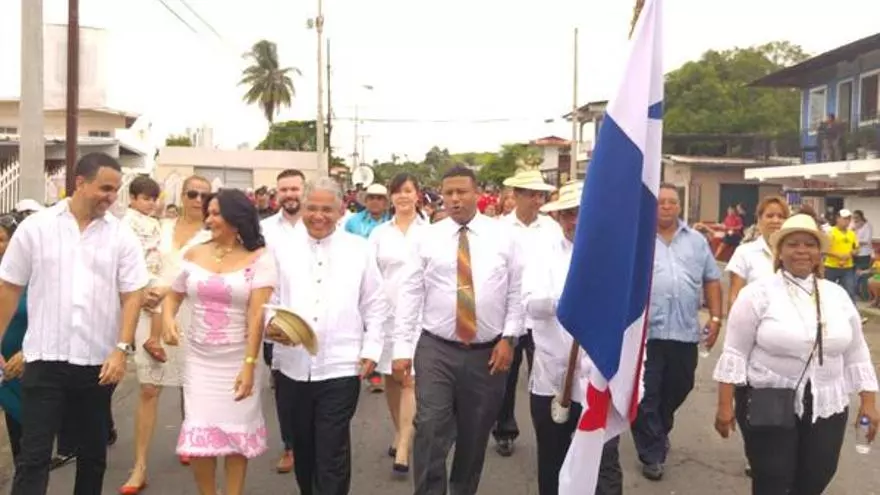 Inicia desfile de los 496 años de Fundación de la Ciudad de Panamá con el Sr. Andrés Ruiz como abanderado.