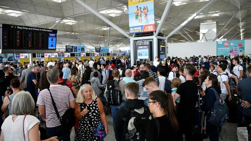 Al menos catorce vuelos han sido cancelados hoy en el aeropuerto londinense de Stansted debido a la climatología, que también ha provocado retrasos en otros servicios de transporte del Reino Unido, como trenes y ferris.