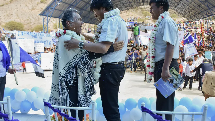 El presidente de Bolivia, Evo Morales (c), conversa con el vocalista de Los Kjarkas, Gonzalo Hermosa.