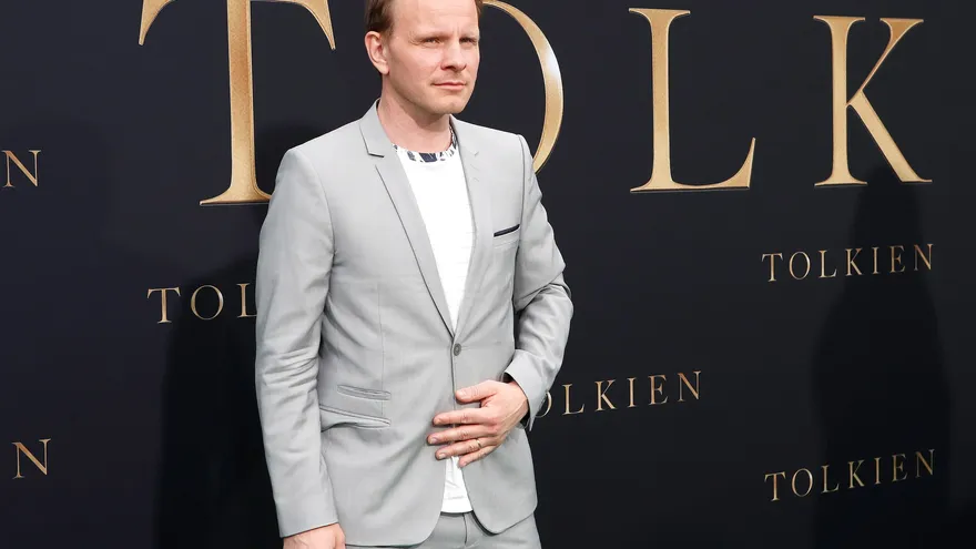 El director Dome Karukoski posa en el preestreno de la película "Tolkien" en Hollywood, Los Ángeles, Estados Unidos.