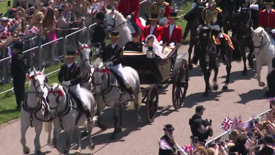 Reina de Inglaterra establece un "periodo de transición" para Enrique y Meghan