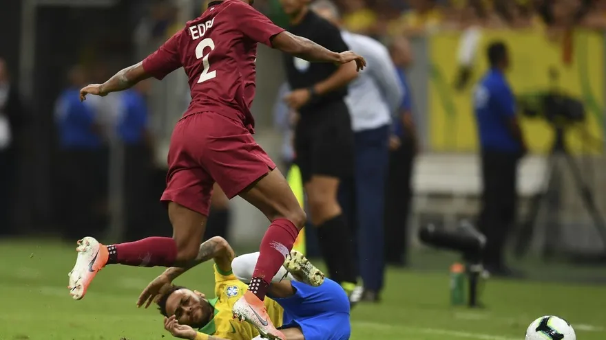 Neymar abandona cojeando amistoso de Brasil contra Catar en el primer tiempo