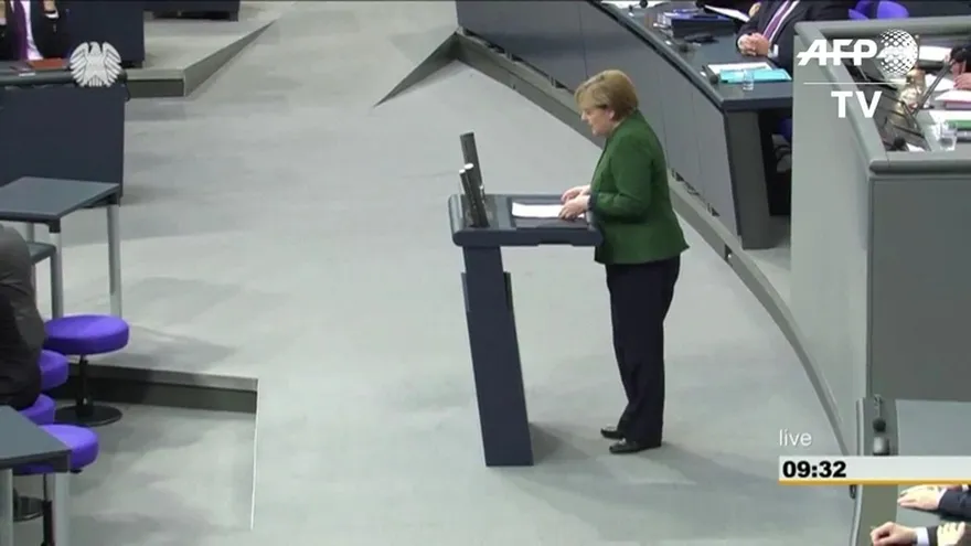 Merkel pone la lupa en populismo alentado por falsa información