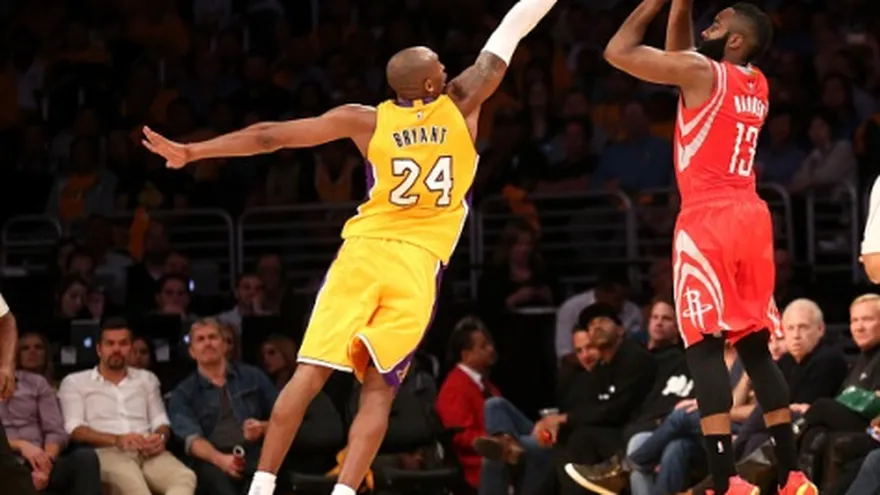 Rockets barren a Lakers en regreso de Kobe