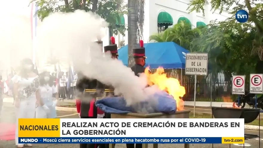 Cremación de banderas en la Gobernación de Panamá