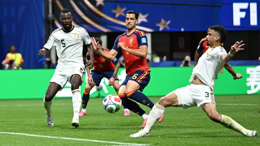 Acción del partido entre las selecciones de España y Arabia Saudita