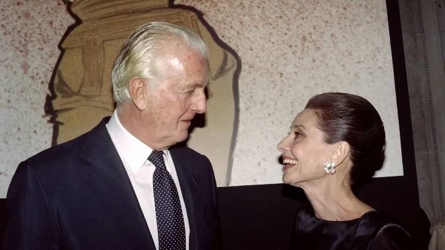 Foto de archivo, tomada el 21 de octubre de 1991, que muestra al diseñador francés Hubert de Givenchy y a la actriz estadounidense Audrey Hepburn.