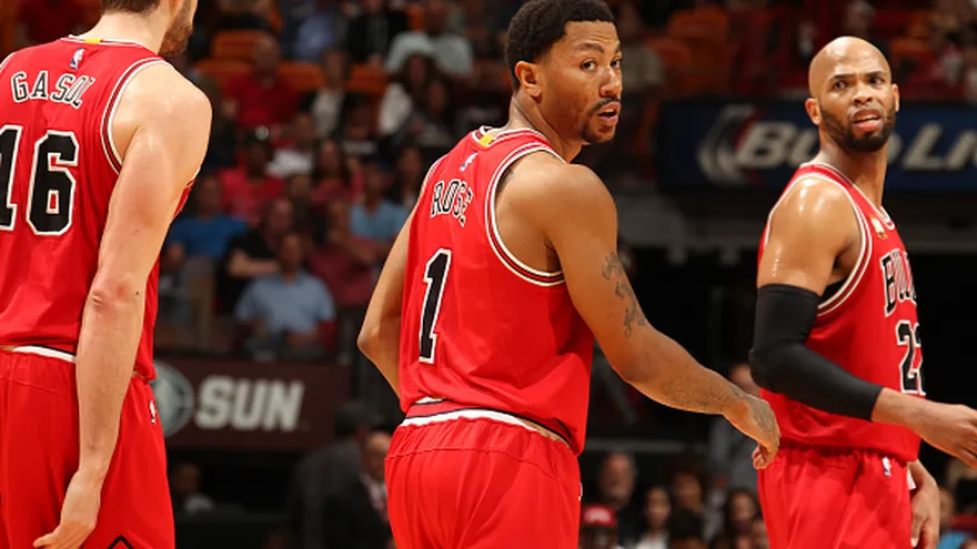 Pau Gasol (de espalda), Derrick Rose (centro) y Taj Gibson (derecha)