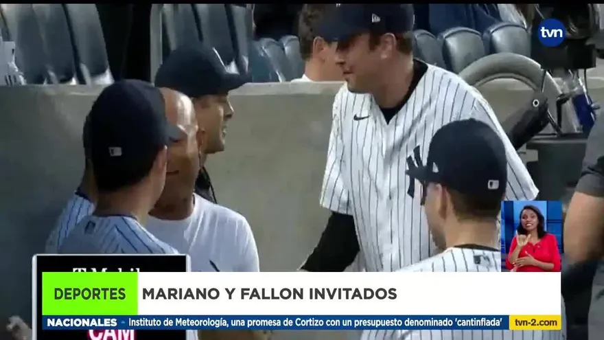 Mariano Rivera y Jimmy Fallon en lanzamiento de honor de Yankees