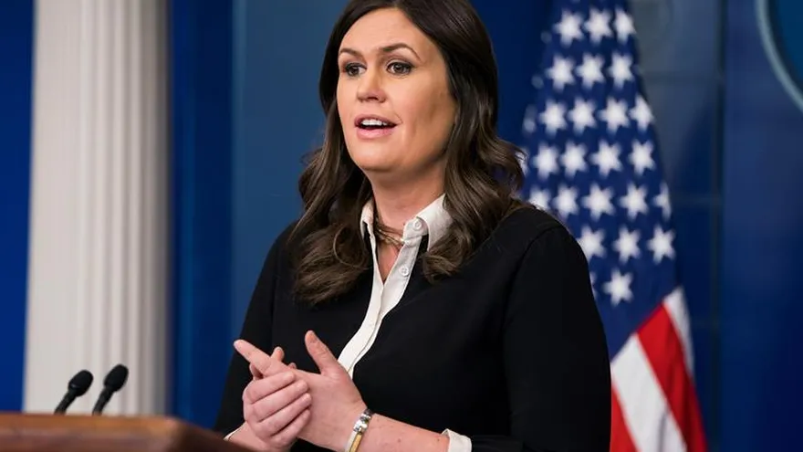 La portavoz de la Casa Blanca, Sarah Huckabee Sanders, atiende a los medios durante una rueda de prensa en Washington, DC, EE.UU., hoy, 17 de enero de 2018.
