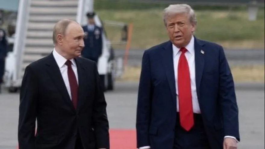 Vladimir Puntin (izq.) presidente de Rusia y Donald Trump (der.) presidente de EEUU.