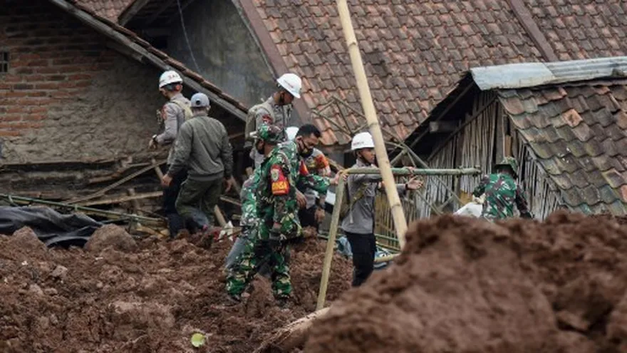 Once muertos y numerosos desaparecidos en dos aludes en Indonesia
