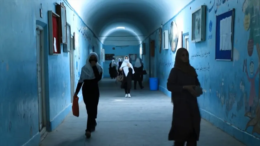 Vuelta al trabajo sin grandes cambios para las mujeres en Afganistán