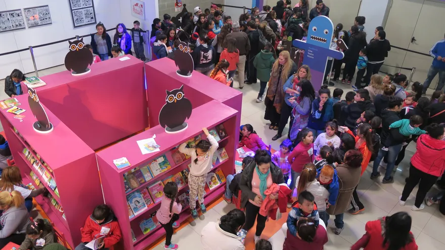 La 28 edición de la Feria del Libro Infantil y Juvenil arrancó hoy en Buenos Aires y en ella se invita a los más pequeños a leer durante sus vacaciones de invierno en un evento con autores internacionales de la literatura juvenil y actividades para todas las edades.