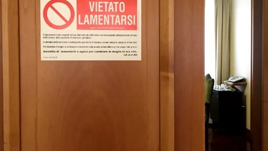 Un divertido aviso apareció en la puerta de entrada a la habitación de papa Francisco en la casa Santa Marta en el Vaticano