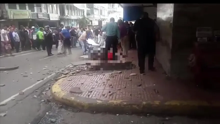 Bomberos investigan explosión en Santa Ana