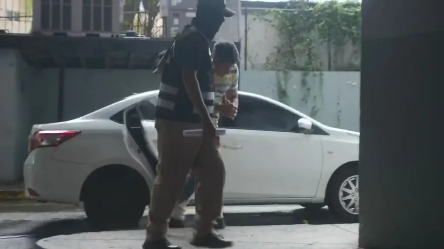 El exejecutivo bancario aprehendido en una residencia ubicada en Condado del Rey.