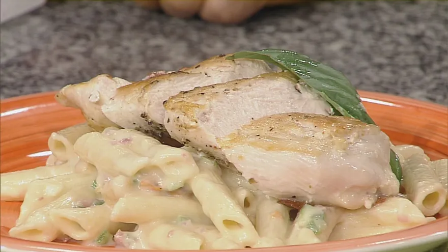 Pechugas rellenas de jamón serrano y frutos secos con pasta