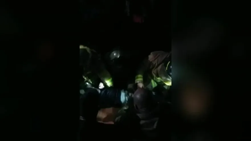 Imágenes del rescate de bombero herido durante incendio en Colón