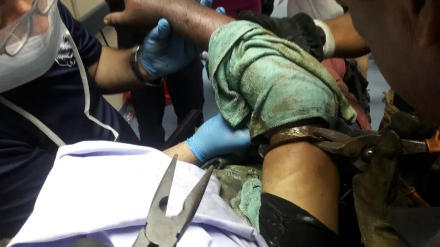 Bomberos salvan a joven con brazo atascado en un fregador