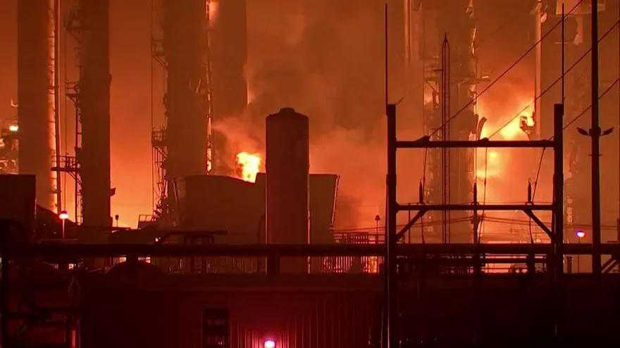 Explosión en planta petroquímica de Texas obliga a evacuar sus alrededores