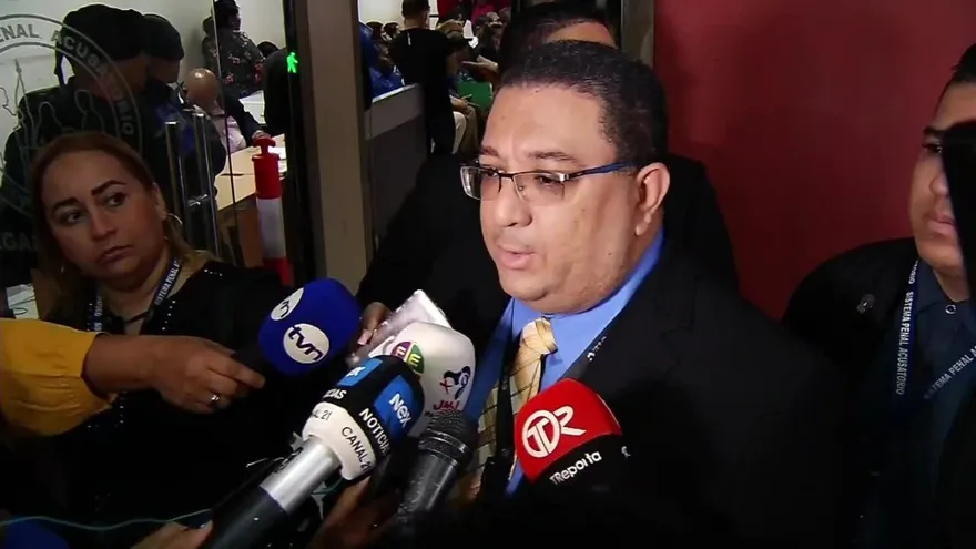 Perito debe seguir reconociendo documentos en juicio contra Martinelli