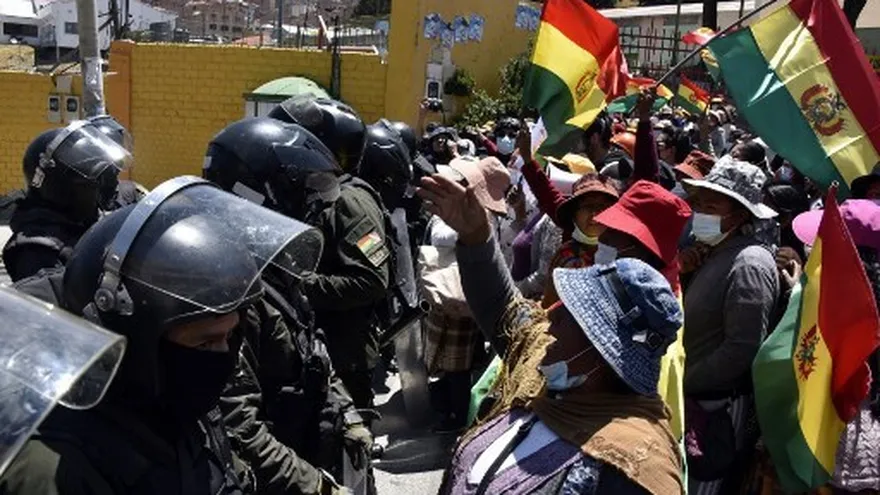 Foto archivo: Enfrentamiento de ciudadanos con la policía en Bolivia