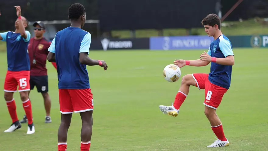 Jugadores de la Selección Sub-15 de Panamá en ejercicios de calentamiento