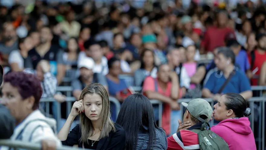 Miles de desempleados hacen fila con la esperanza de conseguir alguna plaza de empleo en el sector privado, en el centro de ciudad de Sao Paulo, Brasil.