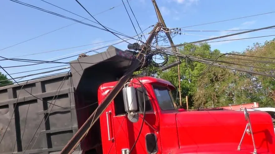 Camión se lleva tendido eléctrico