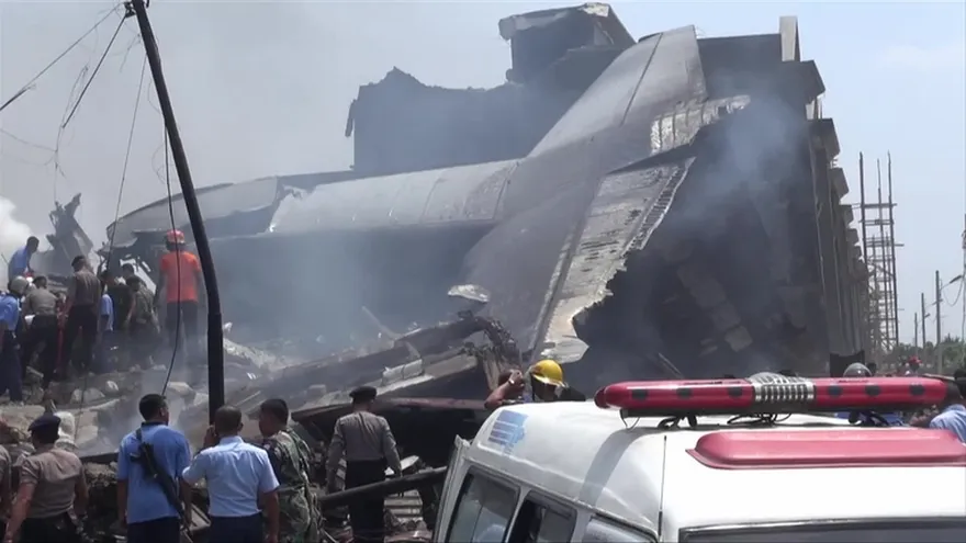 Indonesia: se estrella avión con 113 a bordo