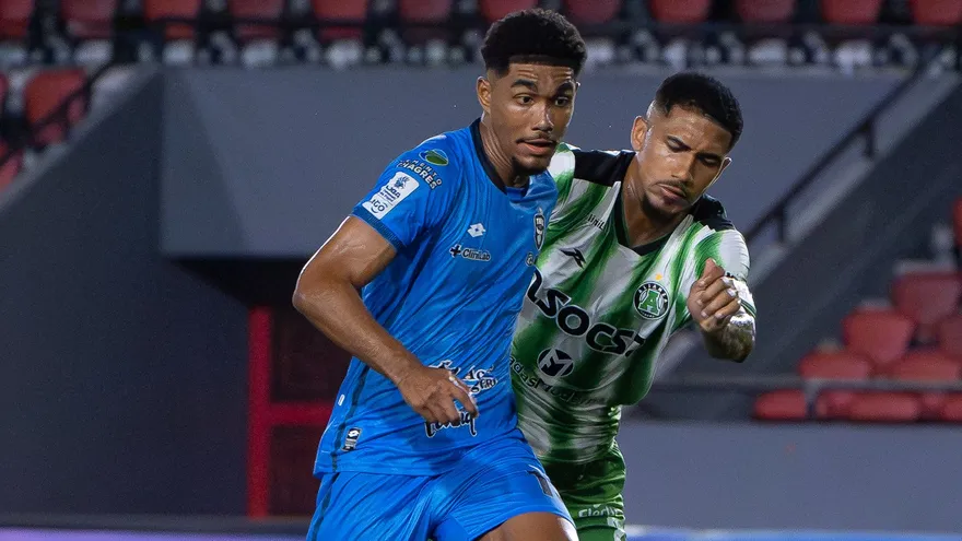 Alianza FC y Tauro FC en acción