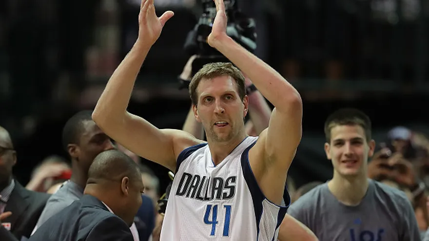 Dirk Nowitzki festeja después de anotar su punto 30,000 de su carrera