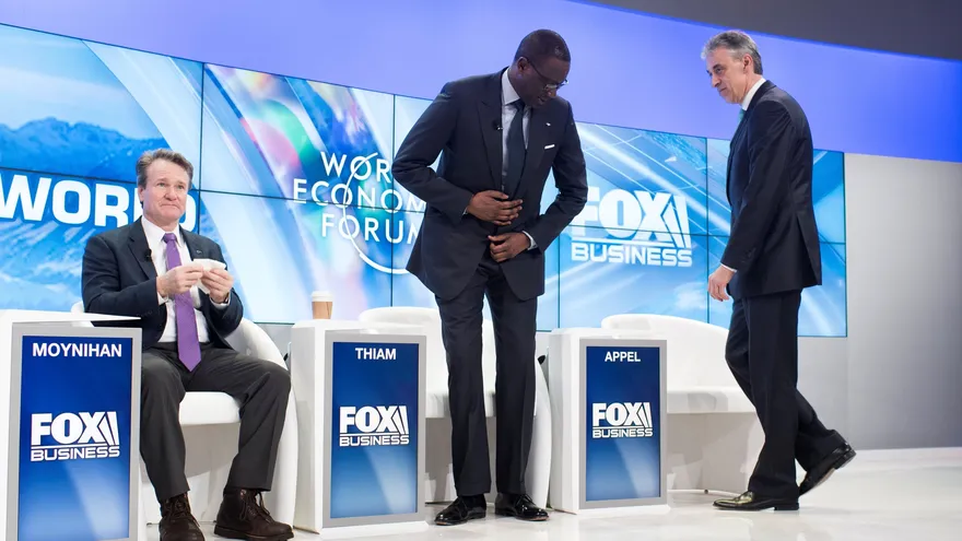 Mesa redonda durante la jornada inaugural de la 48ª reunión anual del Foro Económico Mundial en Davos (Suiza)