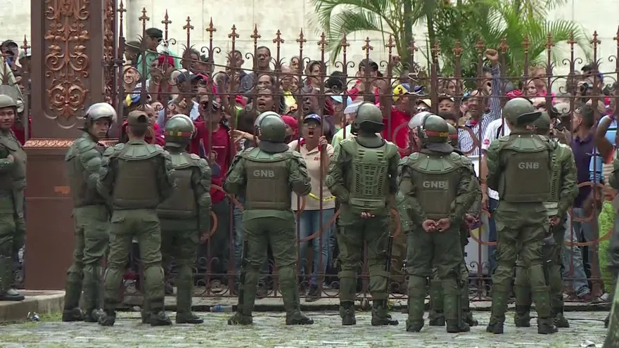 Evacuan Parlamento venezolano tras horas de asedio oficialista