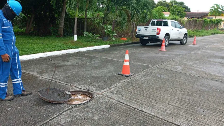 Limpieza de un tanque séptico en un sector del distrito de San Miguelito.