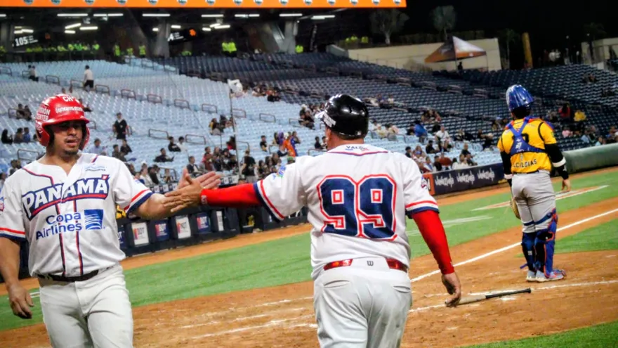 Carlos Xavier Quiroz (i) es felicitado tras cruzar el 'home plate' en el partido de la Serie de las Américas 2026 entre Panamá y Nicaragua