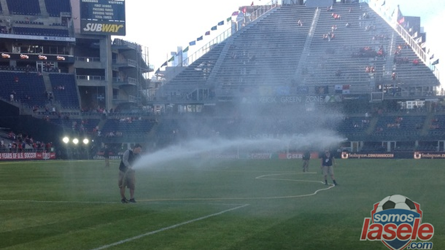 Los "gringos" están regando el cuadro antes del partido