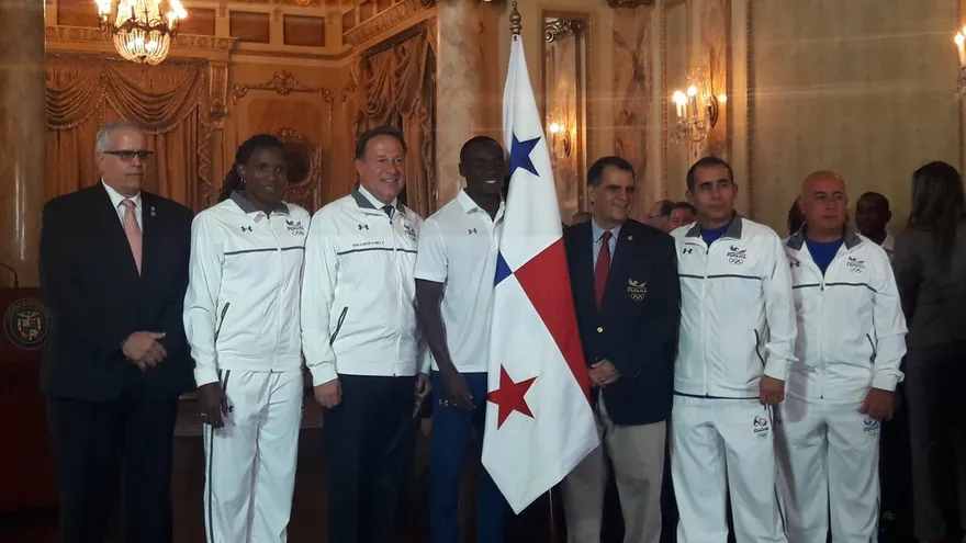 Alonso Edward recibe el Pabellón Nacional