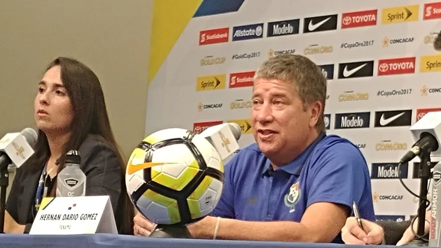 'Bolillo' Gómez se dirige a la prensa en conferencia de prensa.