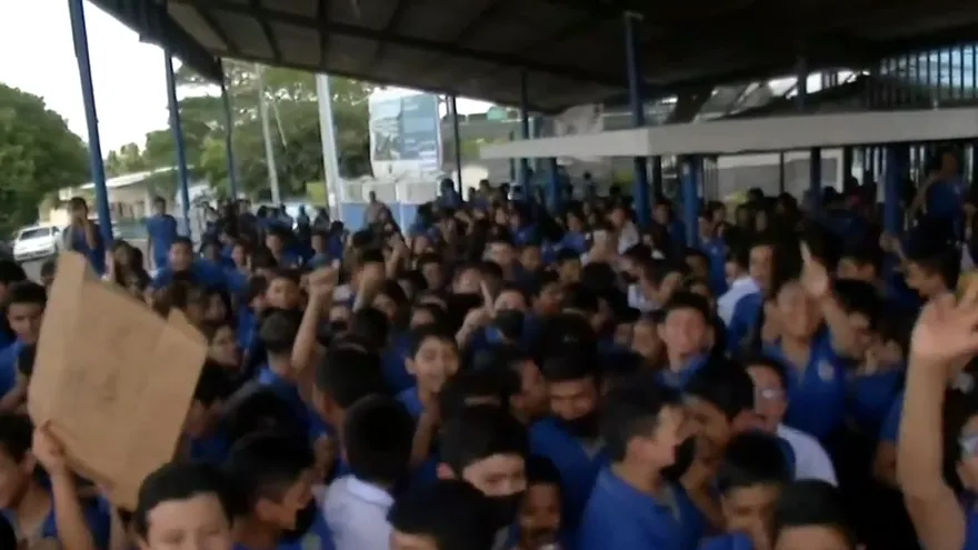 Estudiantes y docentes de la escuela La Primavera protestan