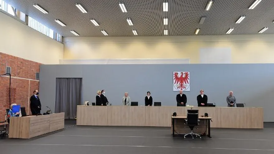 El juez presidente Udo Lechtermann (3er R) y otros jueces aparecen en la fotografía antes de la apertura de un juicio contra el acusado