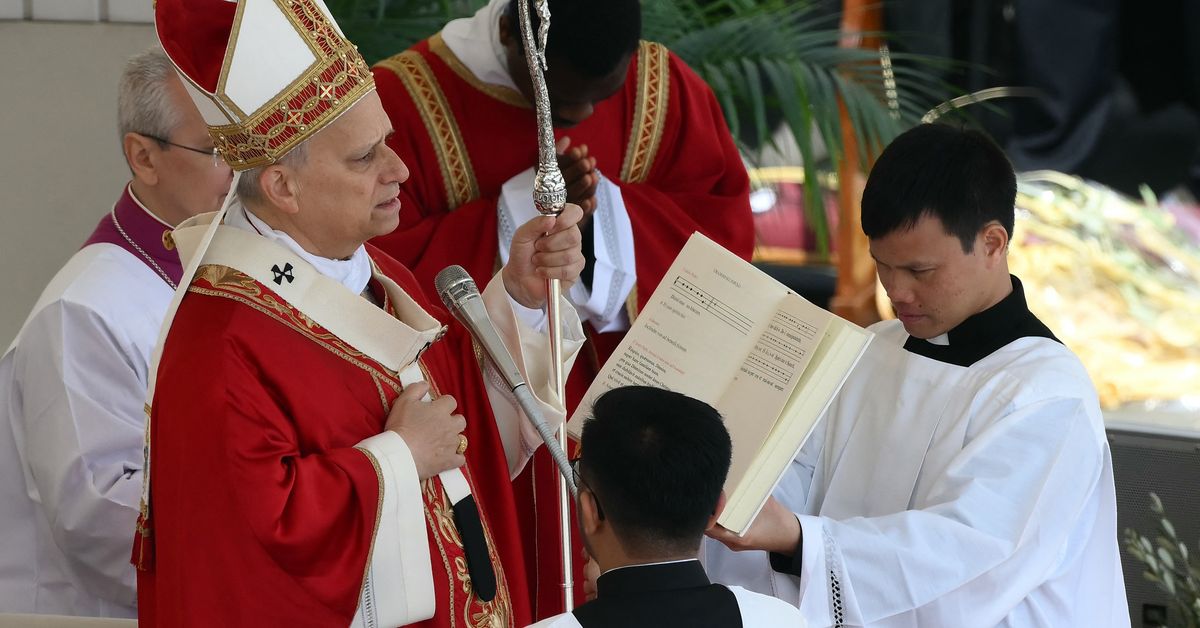 El papa advierte en su misa: Dios 'no escucha la oración de quienes hacen la guerra'