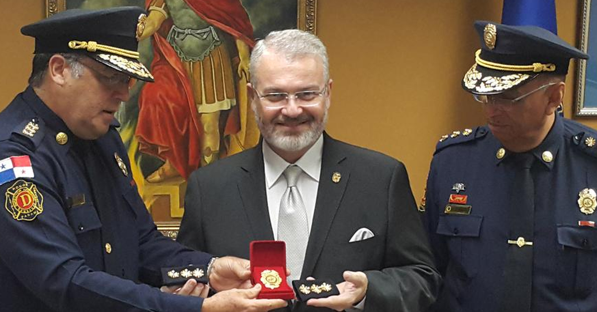Bomberos de Panamá otorga rango de coronel honorario al ministro ...
