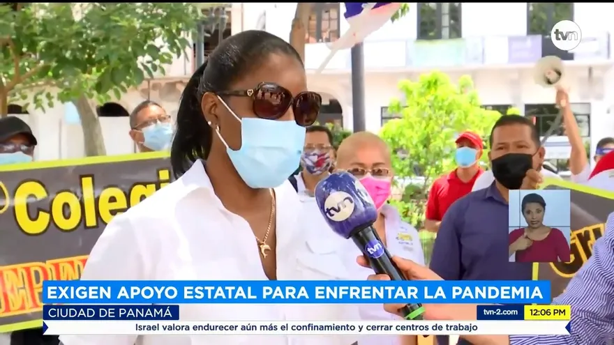Dueños de buses colegiales protestan frente a Presidencia
