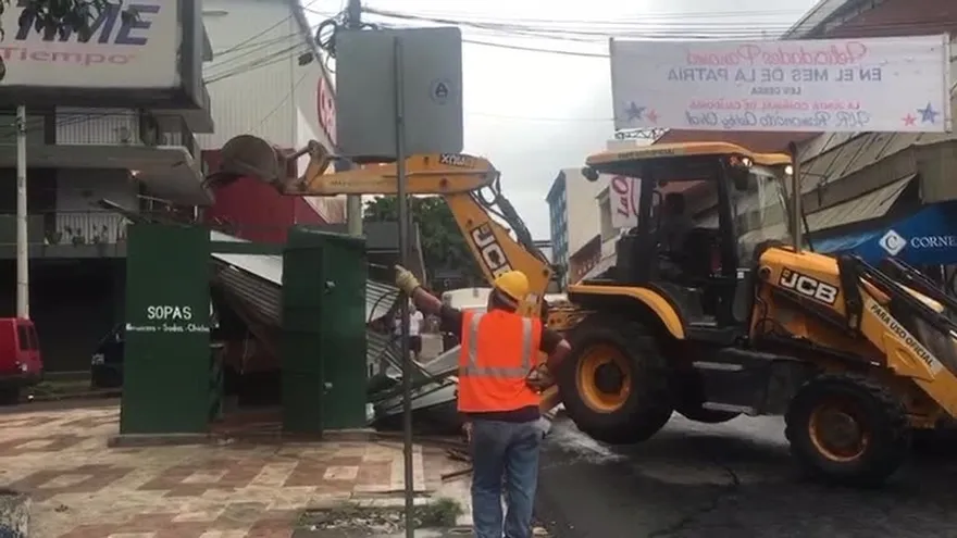 Alcaldía remueve 52 kioscos de las aceras en Calidonia